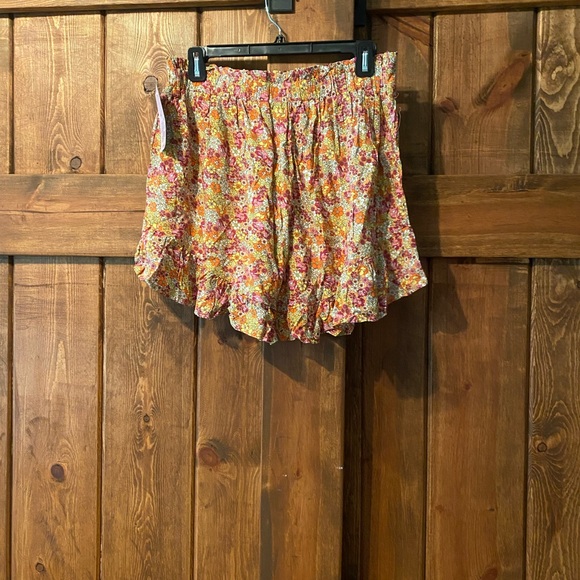 Wild Fable Pink Floral Ruffle Detail Shorts - Picture 4 of 5